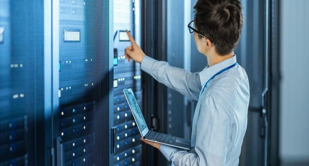 Técnico da Polaris operando servidores no datacenter